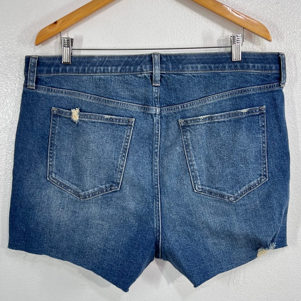 Torrid High-Rise Relaxed 3.5 Short Size 14 Blue Distressed Denim Raw Hem Casual - Picture 3 of 10